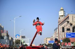 （新春见闻）安徽固镇：民俗踩街闹新春