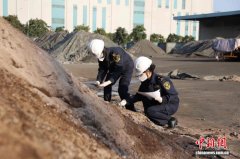 逾1300吨洋垃圾伪装成矿物进口“闯关”被查获